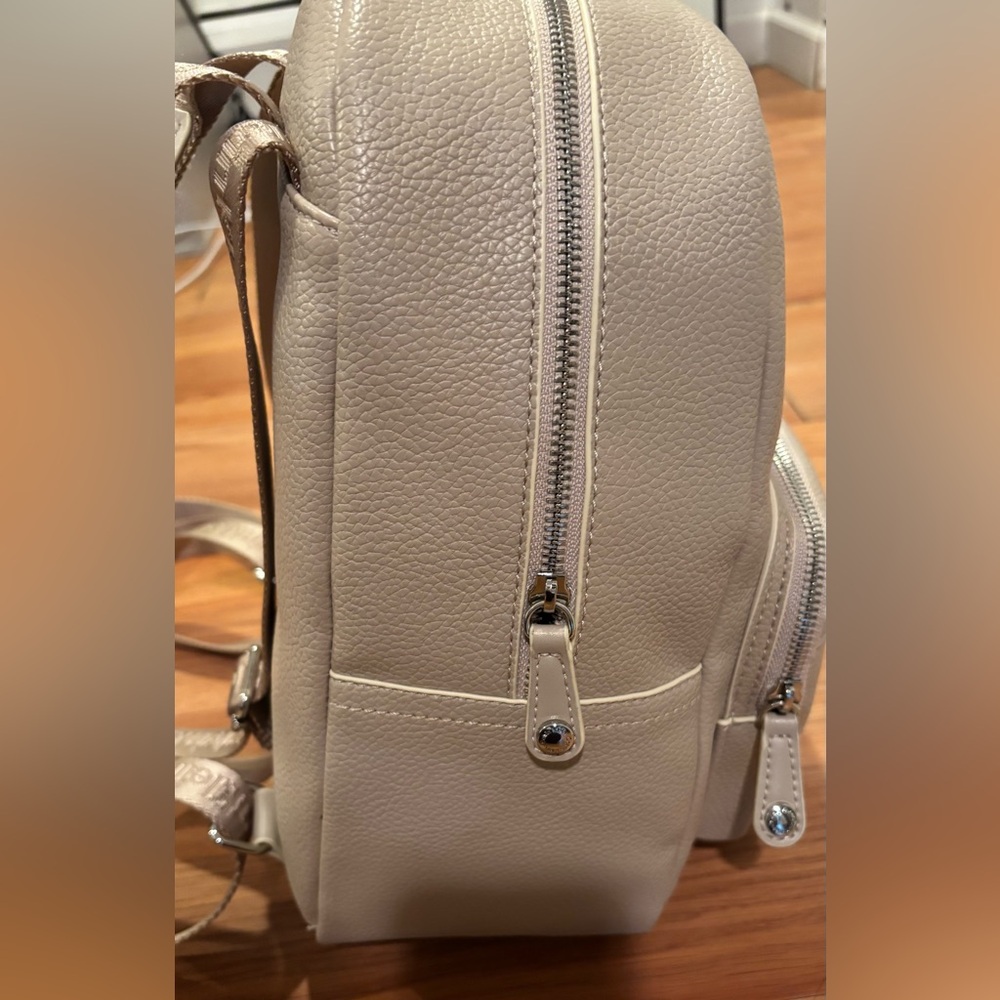 Backpack - Picture 8 of 10